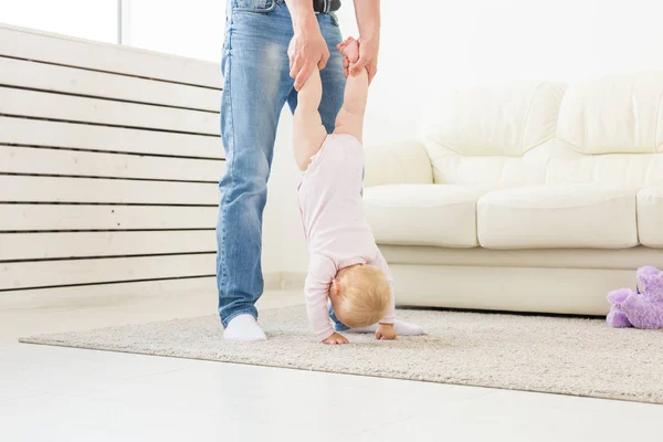 Vaterschaft und Familienkonzept - Vater und Kleinkind zu Hause beim Spielen. — Stockfoto