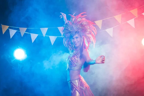 Vacaciones, fiesta, baile y concepto de vida nocturna - Mujer hermosa vestida para la noche de carnaval — Foto de Stock