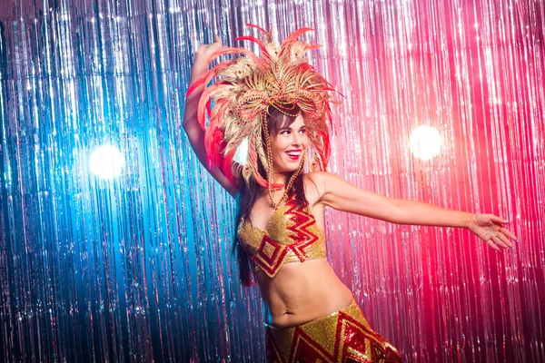 Vacaciones, fiesta, baile y concepto de vida nocturna - Mujer hermosa vestida para la noche de carnaval —  Fotos de Stock