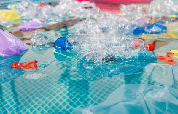 Reciclagem de plástico, poluição e conceito ambiental - Problema ambiental da poluição do lixo plástico — Fotografia de Stock