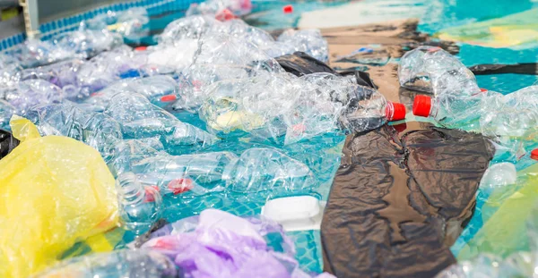 Reciclagem de plástico, poluição e conceito ambiental - Problema ambiental da poluição do lixo plástico na água — Fotografia de Stock
