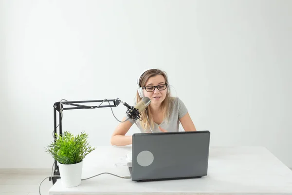 Radio, dj, blogger and people concept - presentadora joven trabajando en el estudio de radio y hablando por el micrófono — Foto de Stock