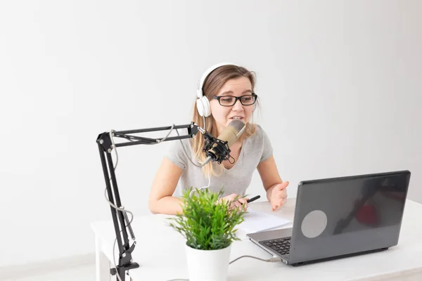 Podcasting, música y concepto de radio - mujer hablando en la radio, trabajando como presentadora — Foto de Stock