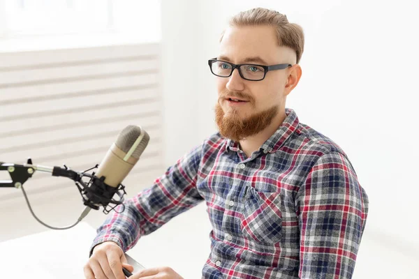Concepto de presentador de radio - Hombre guapo trabajando como presentador de radio en la estación de radio — Foto de Stock