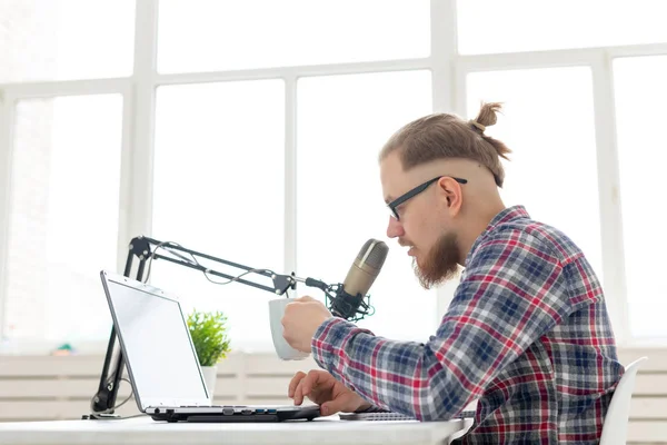 Concepto de presentador de radio - Hombre guapo trabajando como presentador de radio en la estación de radio — Foto de Stock