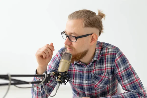 Rádiós fogadó, Streamer és blogger koncepció-Close-Up a csinos ember dolgozik, mint rádiós fogadó a rádióállomás előtt ülve mikrofon — Stock Fotó