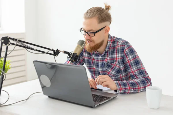 Blogger, streamer y concepto de radiodifusión - joven DJ trabajando en la radio . — Foto de Stock