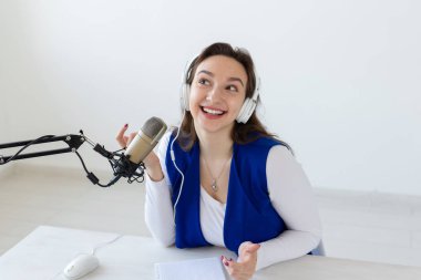 Podcasting, müzik ve radyo konsepti - kadın radyoda konuşan, bir sunucu olarak çalışan