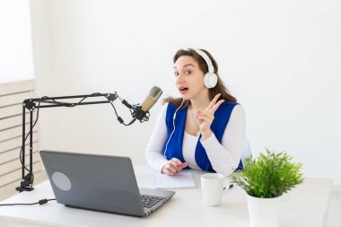 Radyo, bloglama, podcasting kavramı - genç kadın radyoda dj olarak çalışıyor.