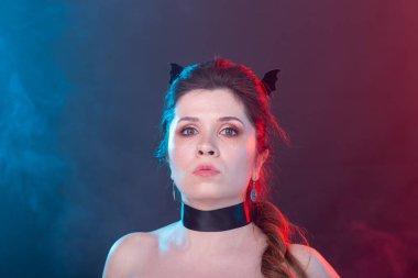 Koyu moda, cadılar bayramı ve insan kavramı - karanlık arka plan üzerinde yarasa kulakları gotik kadın