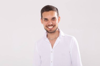 Mutlu genç rahat adam portre beyaz arka plan izole