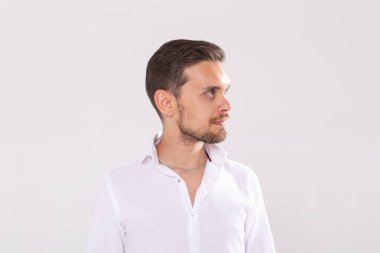 Beyaz arka plan aleyhine duran rahat gömlek yakışıklı mutlu genç adam Portresi