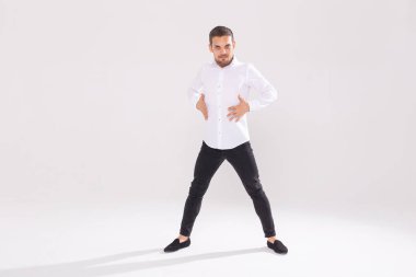 Kopya alanı ile beyaz arka plan üzerinde dans Yakışıklı genç adam