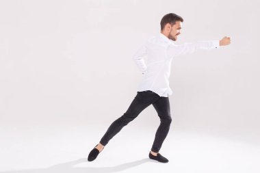 Beyaz arka plan üzerinde dans yakışıklı genç