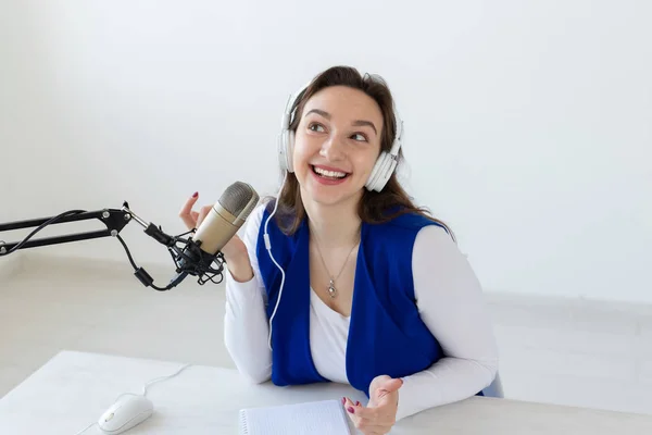 Podcasting, music and radio concept - woman speaking on the radio, working as a presenter — Stock Photo, Image