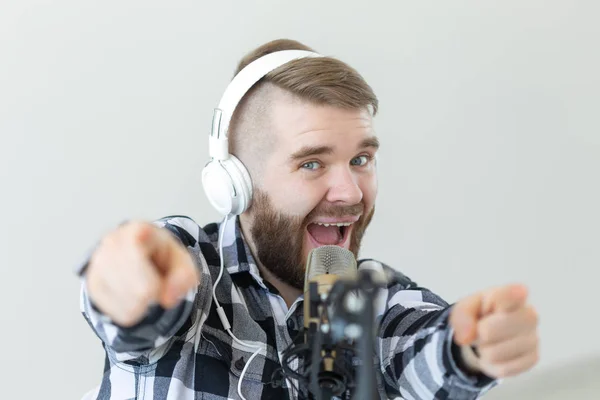 Radio-en DJ-concept-man met microfoon en grote hoofdtelefoon glimlacht — Stockfoto
