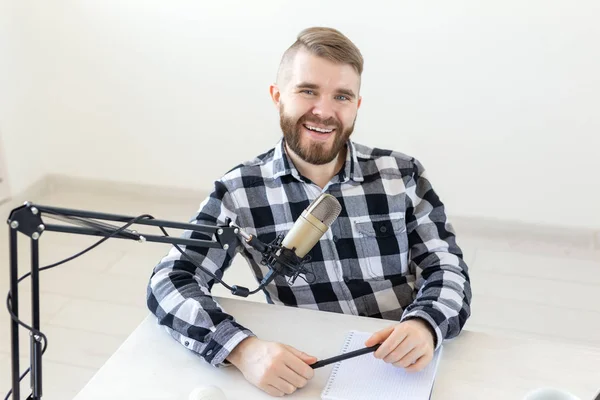 Podcasting, música y concepto de radio - joven dj en el estudio de radio — Foto de Stock