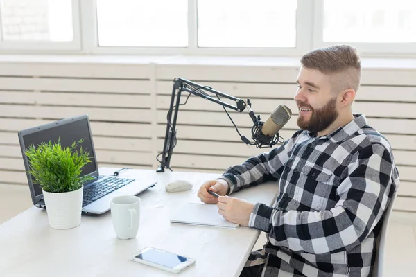 Concepto de anfitrión de radio - Vista lateral del hombre guapo que trabaja como anfitrión de radio en la estación de radio — Foto de Stock