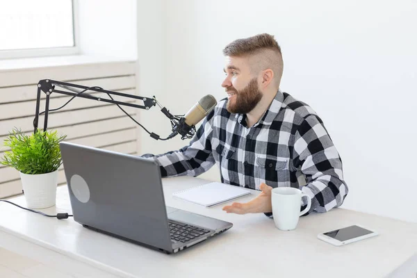 Streamer, blogger y concepto de medios - radio dj trabajando en estudio — Foto de Stock