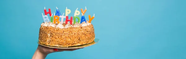 Eller mavi bir arka planda mumlar ve yazıt Doğum günü ile bir Doğum günü pastası tutarak. Kopyalama alanı — Stok fotoğraf