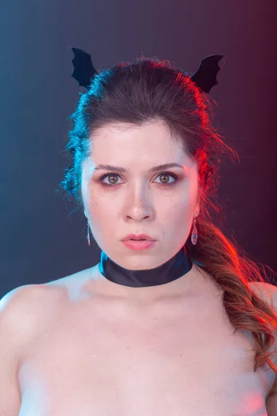 Moda escura, halloween e conceito de pessoas mulher gótica em orelhas de morcego sobre o fundo escuro — Fotografia de Stock