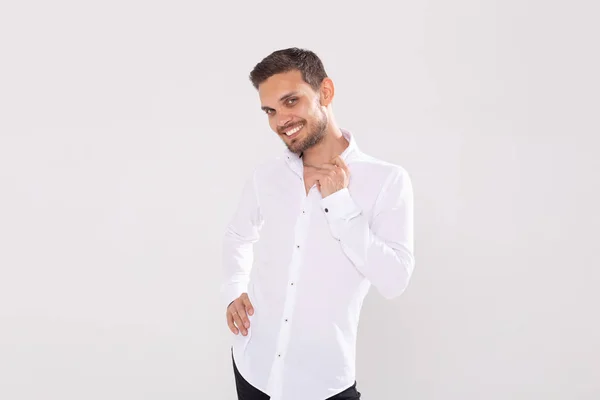 コピースペースで白い背景に立つカジュアルなシャツのハンサムな幸せな若者の肖像画 — ストック写真
