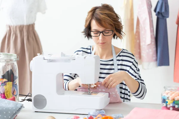 Diseñador de ropa, costurera, concepto de la gente - diseñador de ropa que trabaja en su estudio — Foto de Stock