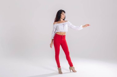 Latino dans, Doğaçlama, çağdaş ve vogue dans konsepti - beyaz stüdyo arka plan üzerinde dans genç güzel kadın