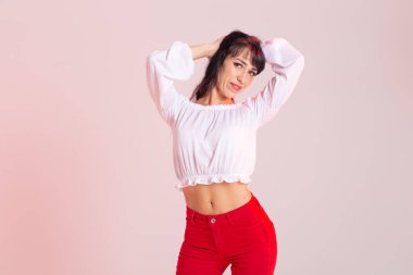 Latin dans, bachata bayan, caz modern ve vogue dans konsepti - Kopya alanı ile arka planda dans güzel genç kadın