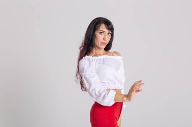 Latino dans, Doğaçlama, çağdaş ve vogue dans konsepti - stüdyo arka plan üzerinde dans genç güzel kadın