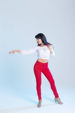 Latin dans, bachata bayan, caz modern ve vogue dans konsepti - Kopya alanı ile arka planda dans güzel genç kadın