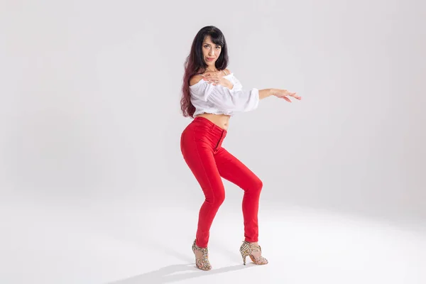 Baile latino, bachata lady, jazz moderno y concepto de baile de moda - Hermosa joven bailando sobre fondo blanco con espacio para copias —  Fotos de Stock