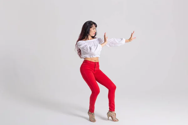 Latina Dance, Strip Dance, Contemporary und Bachata Lady Konzept - Frau tanzt Improvisation und bewegt ihre langen Haare auf weißem Hintergrund — Stockfoto