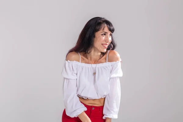 Latina dans, strip dans, hedendaagse en bachata dame concept - Vrouw dansen improvisatie en bewegen van haar lange haar op een witte achtergrond — Stockfoto