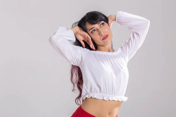 Latino-Tanz, Improvisation, zeitgenössisches und modisches Tanzkonzept - junge schöne Frau tanzt auf weißem Studiohintergrund — Stockfoto