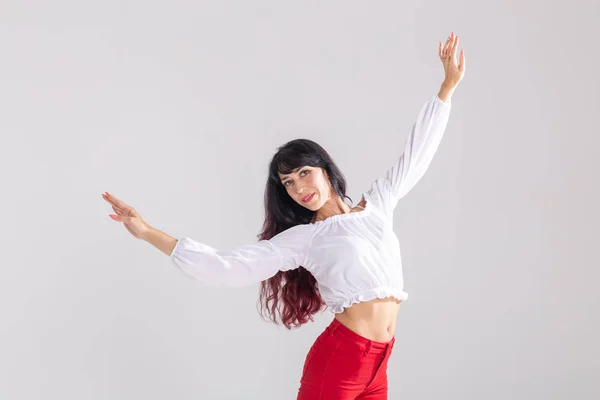 Latinský tanec, bachatská dáma, jazzová moderní taneční koncepce-krásná mladá žena tančí na bílém pozadí s prostorem pro kopírování — Stock fotografie