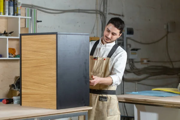 Meubelfabriek en kleine en middelgrote ondernemingen concept-man verzamelt meubel Details — Stockfoto