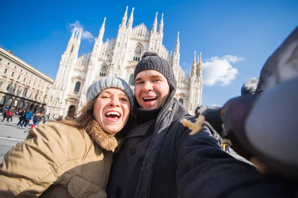 Seyahat ve tatil kavramı - Milano Duomo Katedrali önünde komik güvercinler ile kendi kendine portre alarak mutlu turistler kış — Stok fotoğraf