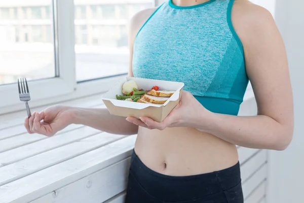 Sport, stile di vita sano e concetto di persone - giovane donna con insalata con carne primo piano — Foto Stock