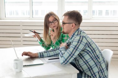 Kocası ve eşi daire ödeme kontrol miktarını tartışmak ve dizüstü bilgisayar ile masada otururken resmi web sitesinde oranları ile karşılaştırın. Faturalar ödeme kavramı.