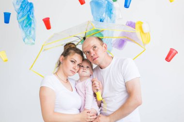 Plastik geri dönüşüm sorunu, ekoloji ve çevre felaketi kavramı - aile beyaz arka plan üzerinde bir şemsiye altında çöpten gizleme