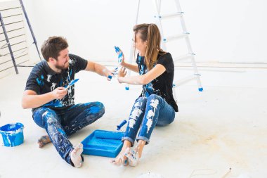 İnsanlar, yenileme ve onarım konsepti - mutlu çift portresi boya dökün ve eğlenmek