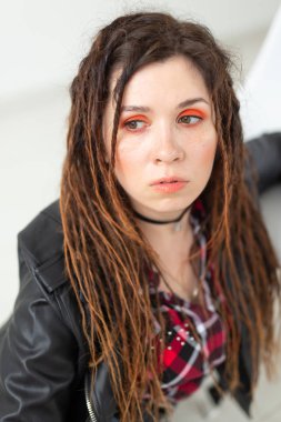 Dreadlocks ve parlak makyaj bir şey bakarak genç kadın