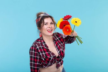 Vintage, moda ve çiçekçi kavramı - kopya alanı ile mavi arka plan retro tarzı nda eğlenmek gerberas ile kadın.