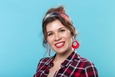 pin-up, model ve güzellik konsepti - mavi arka plan üzerinde pin-up tarzı genç kadın
