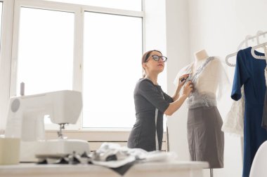 Terzi, terzi, moda ve showroom konsept - kadın moda tasarımcısı manken ofis malzemeleri ölçme yan görünüm