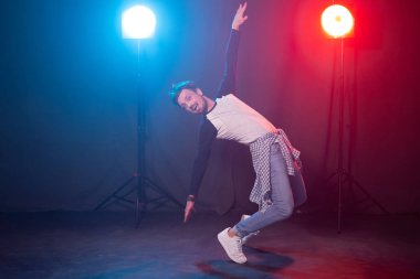 Dans, hip-hop ve Reggaeton kavramı-ışıklar üzerinde dans genç adam.