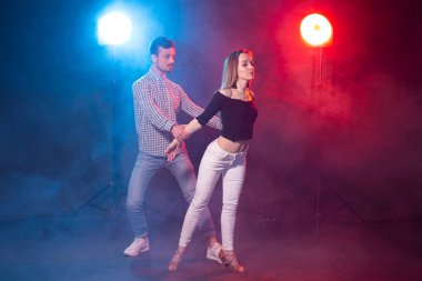 Sosyal dans, kizomba, salsa, semba veya zouk kavramı - genç bir çift dans bachata ve salsa disko