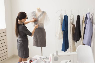 Terzi, terzi, moda ve showroom konsept - Tekstil dikiş elbise için çalışan yetenekli kadın terzi portresi