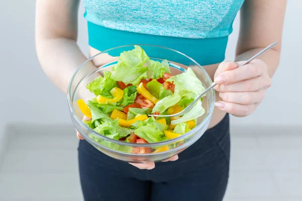 Estilo de vida saudável e conceito de dieta - Close-up de mulher mostrando uma salada vegetariana — Fotografia de Stock